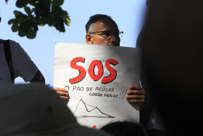 Grupo realiza ato contra construção de tirolesa no Pão de Açúcar