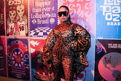 Solteira, Sabrina Sato causa tumulto no segundo dia do Lollapalooza