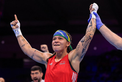 Bia Ferreira vence Angie Valdéz e se torna bicampeã mundial de boxe