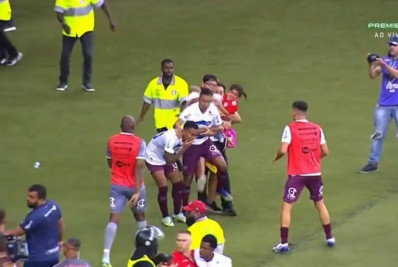 Polícia abre dois inquéritos contra torcedor que invadiu gramado com criança no colo