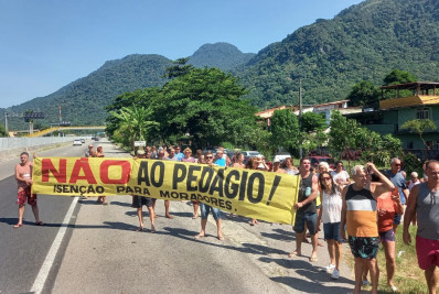 Moradores protestam na rodovia na altura de Coroa Grande