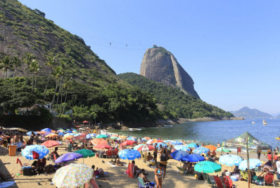 Cariocas aproveitam dia ensolarado na Praia Vermelha antes de chegada de frente fria