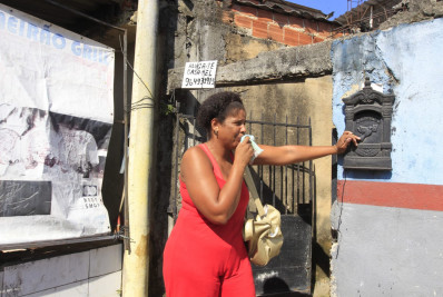 Um dia após rompimento de adutora, moradores de casas inundadas ainda calculam prejuízos