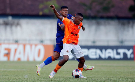 Torcedor invade campo com criança no colo para agredir jogador no  Campeonato Gaúcho