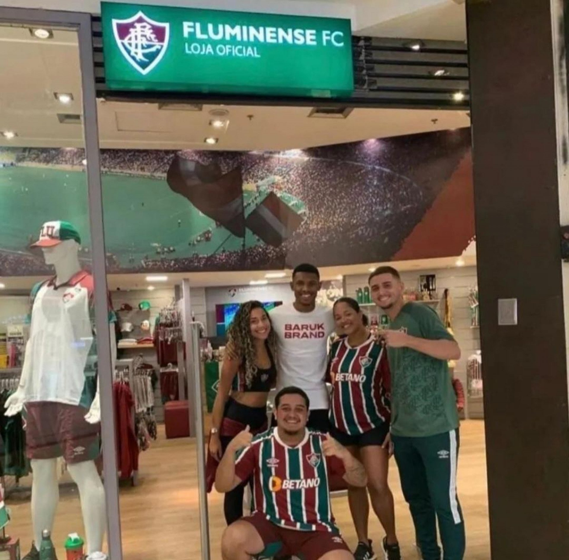 Lelê em frente a uma loja do Fluminense - Reprodução