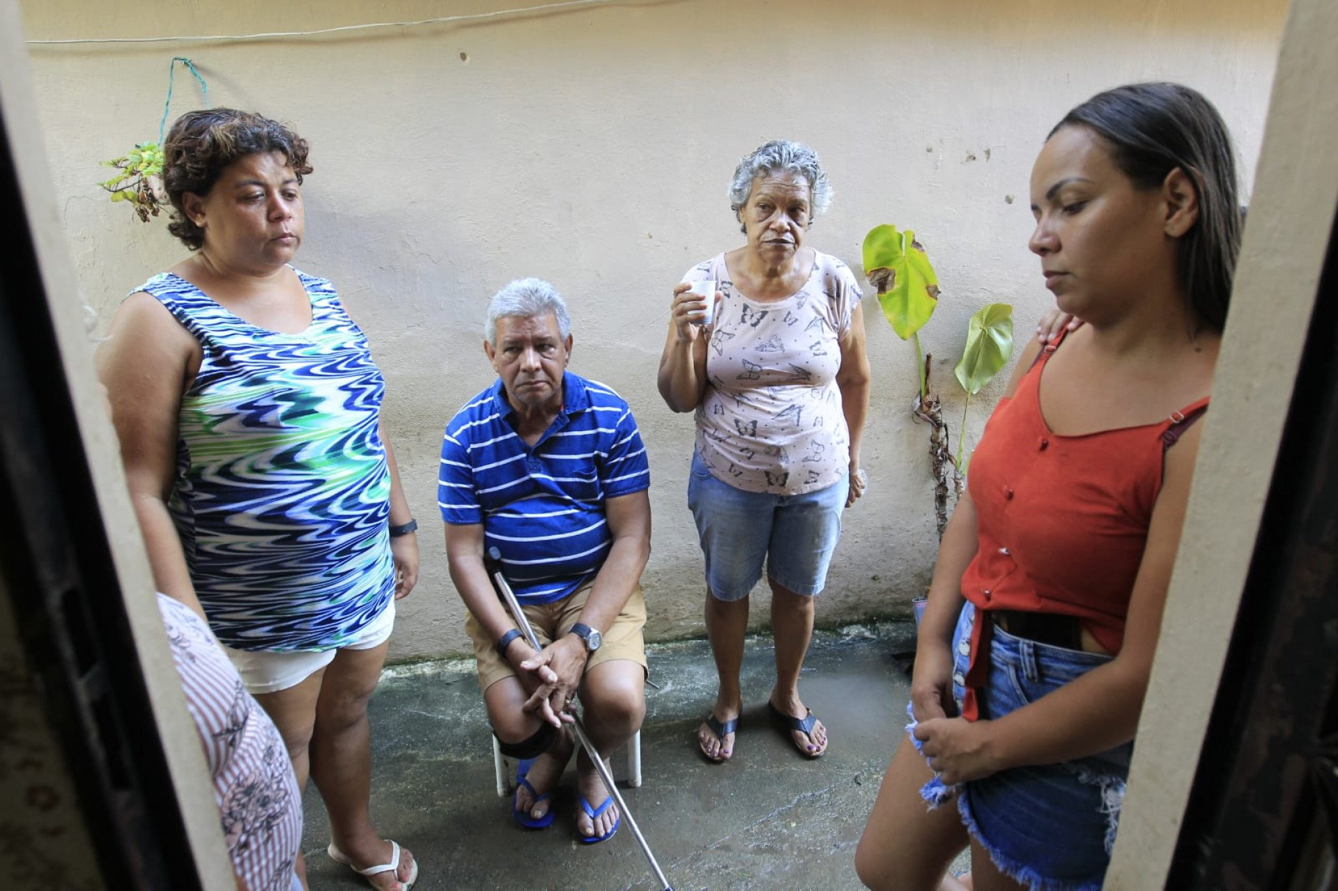 Moradores avaliam prejuízos e limpam imóveis um dia após rompimento de adutora inundar casas - Reginaldo Pimenta/Agência O Dia