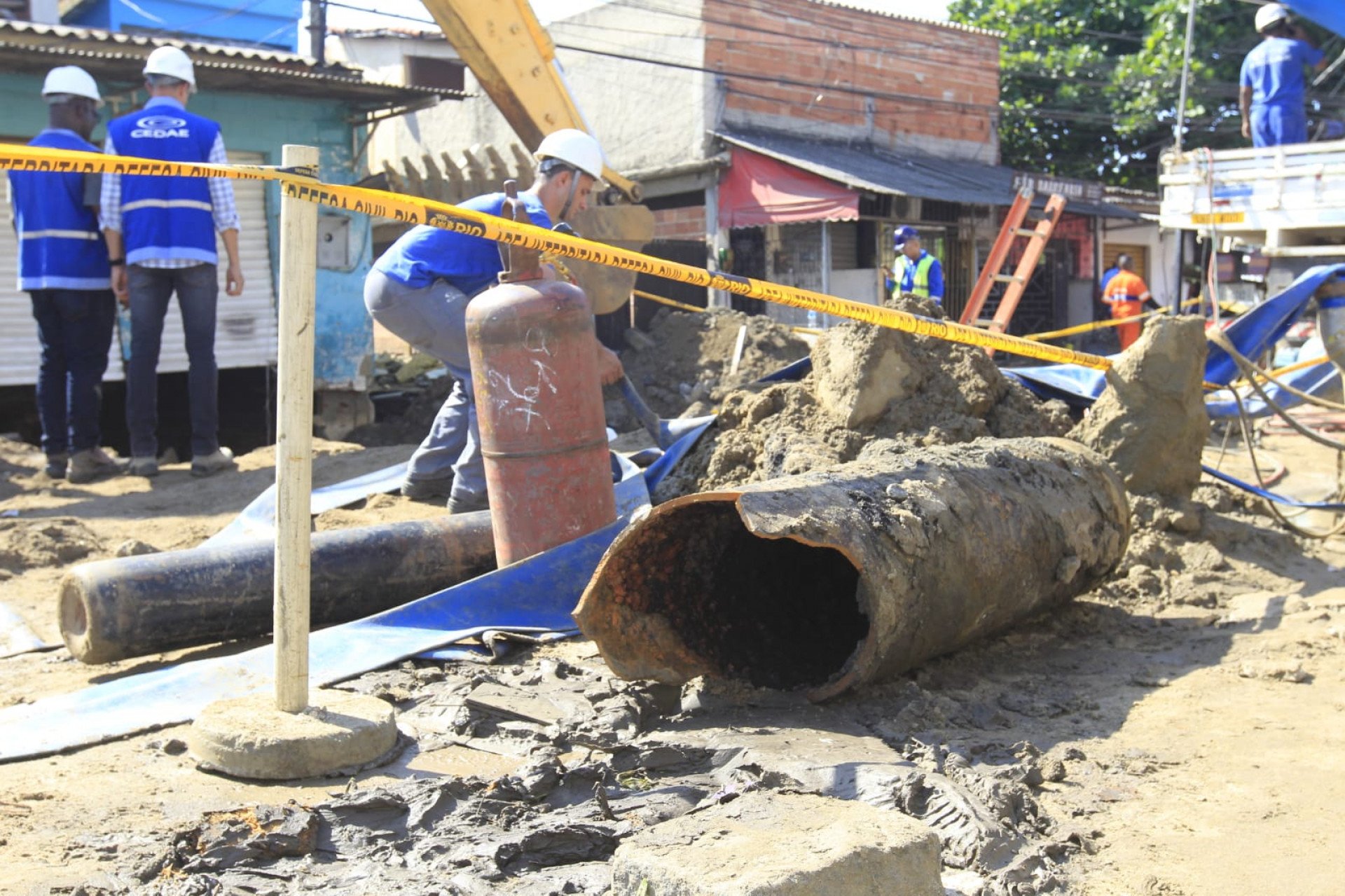 Funcionários da Cedae fazem reparo em adutora que se rompeu no bairro de Santíssimo - Reginaldo Pimenta/Agência O Dia