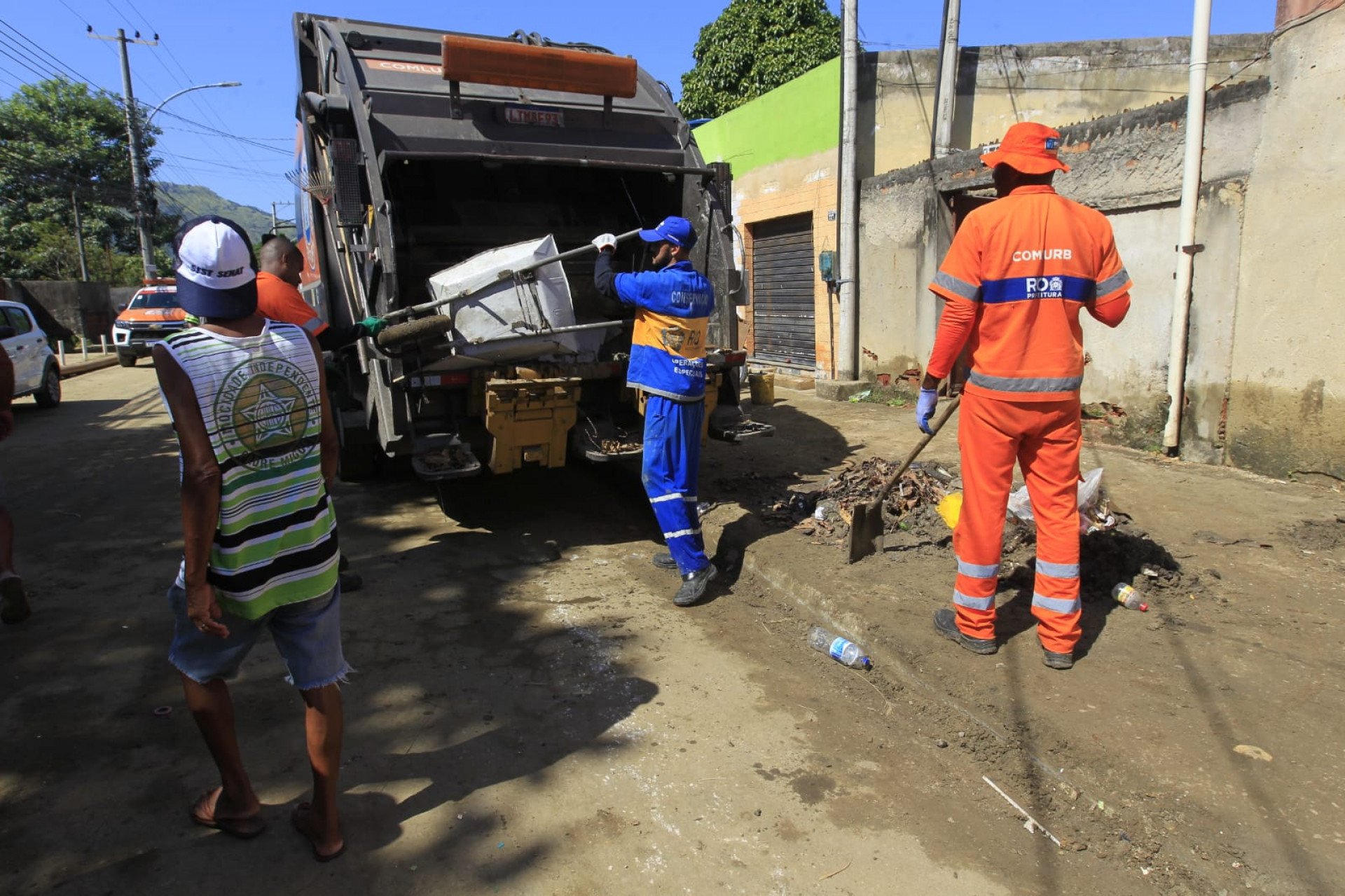 Equipes da Comlurb fazem a limpeza das ruas atingidas pelo rompimento de adutora  - Reginaldo Pimenta/Agência O Dia