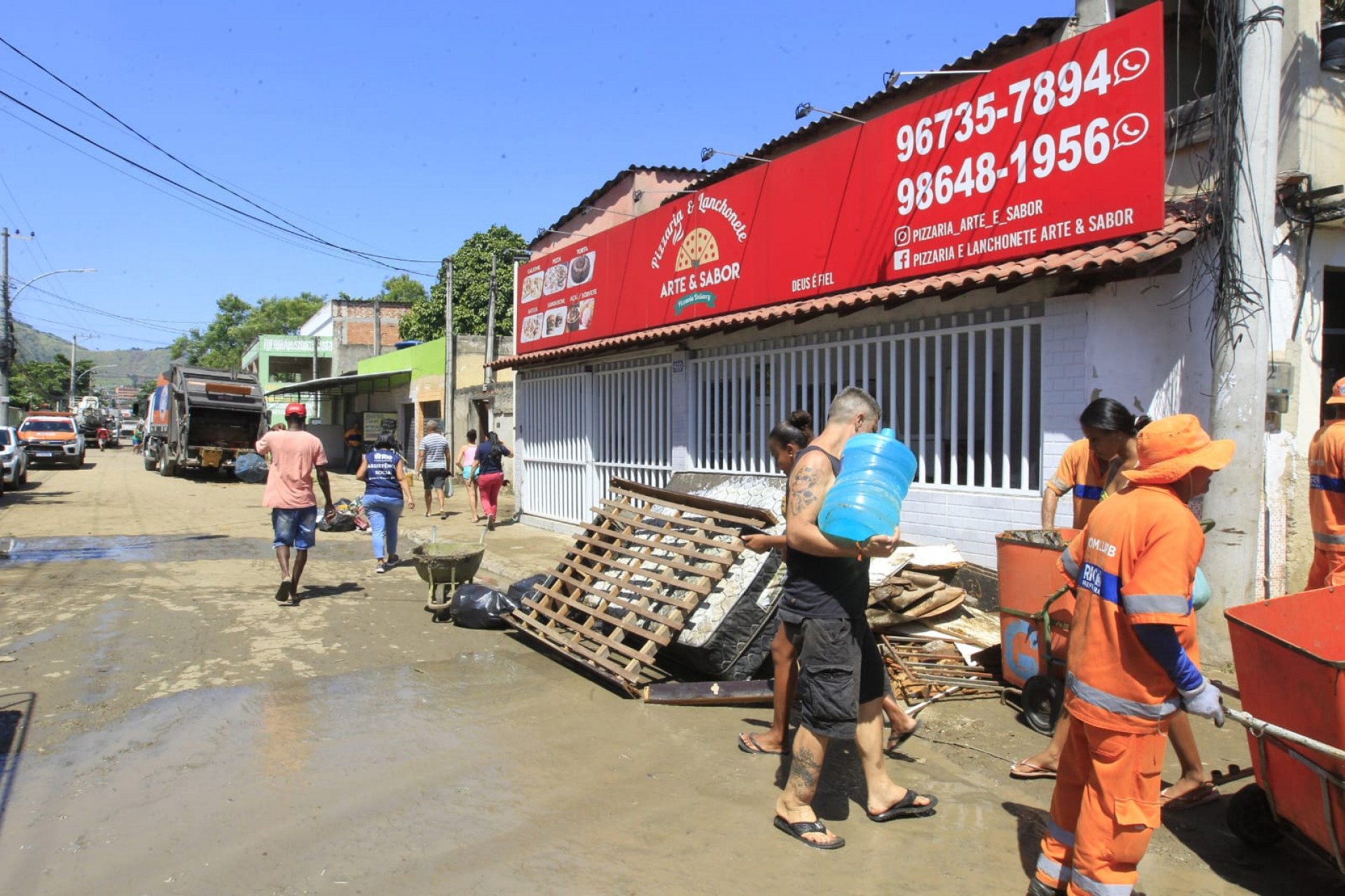 Equipes da Comlurb fazem a limpeza das ruas atingidas pelo rompimento de adutora  - Reginaldo Pimenta/Agência O Dia