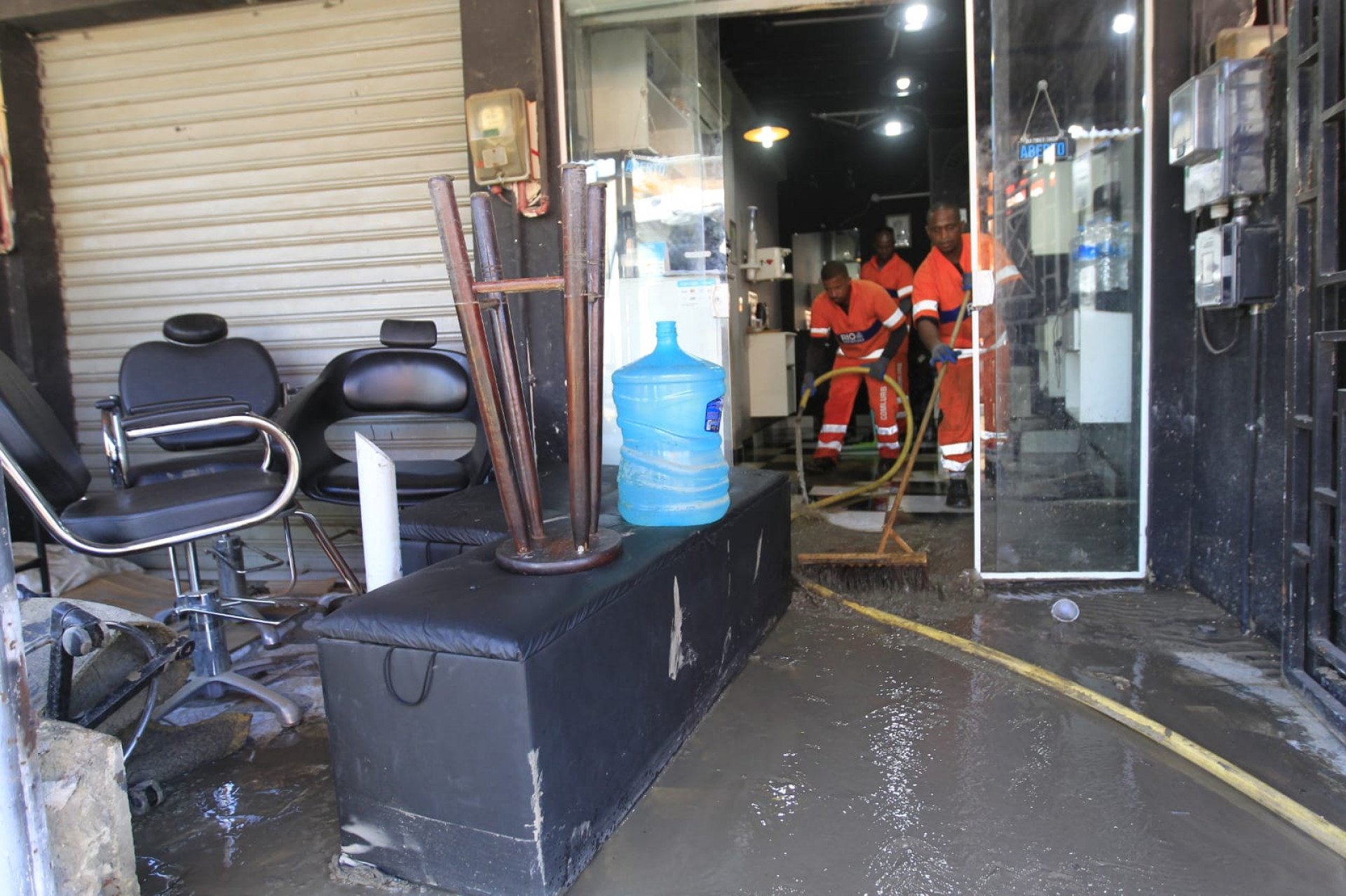 Moradores avaliam prejuízos e limpam imóveis um dia após rompimento de adutora inundar casas - Reginaldo Pimenta/Agência O Dia