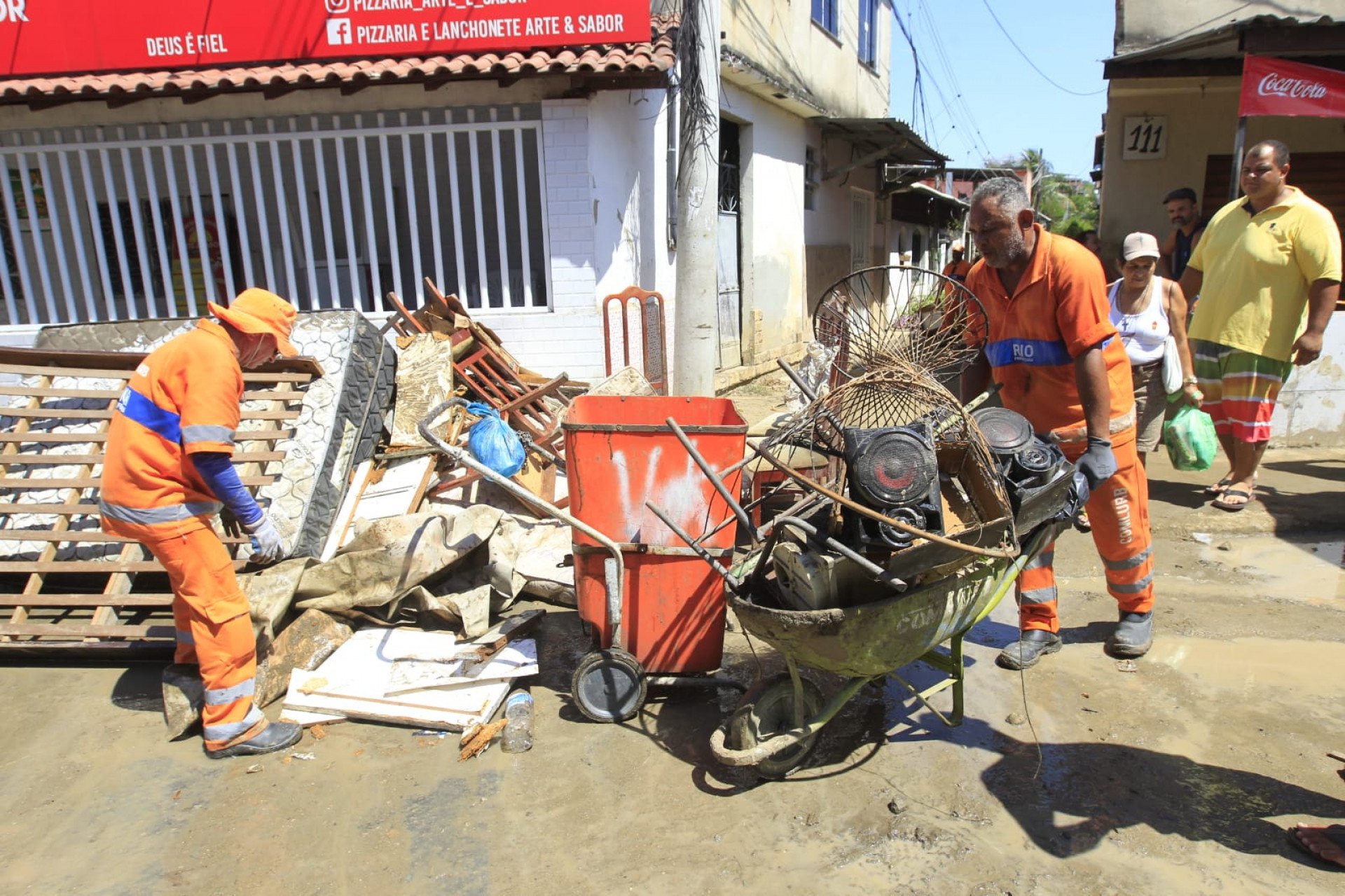 Móveis estragados e lixo empilhado em esquina da rua inundada por rompimento adutora - Reginaldo Pimenta/Agência O Dia