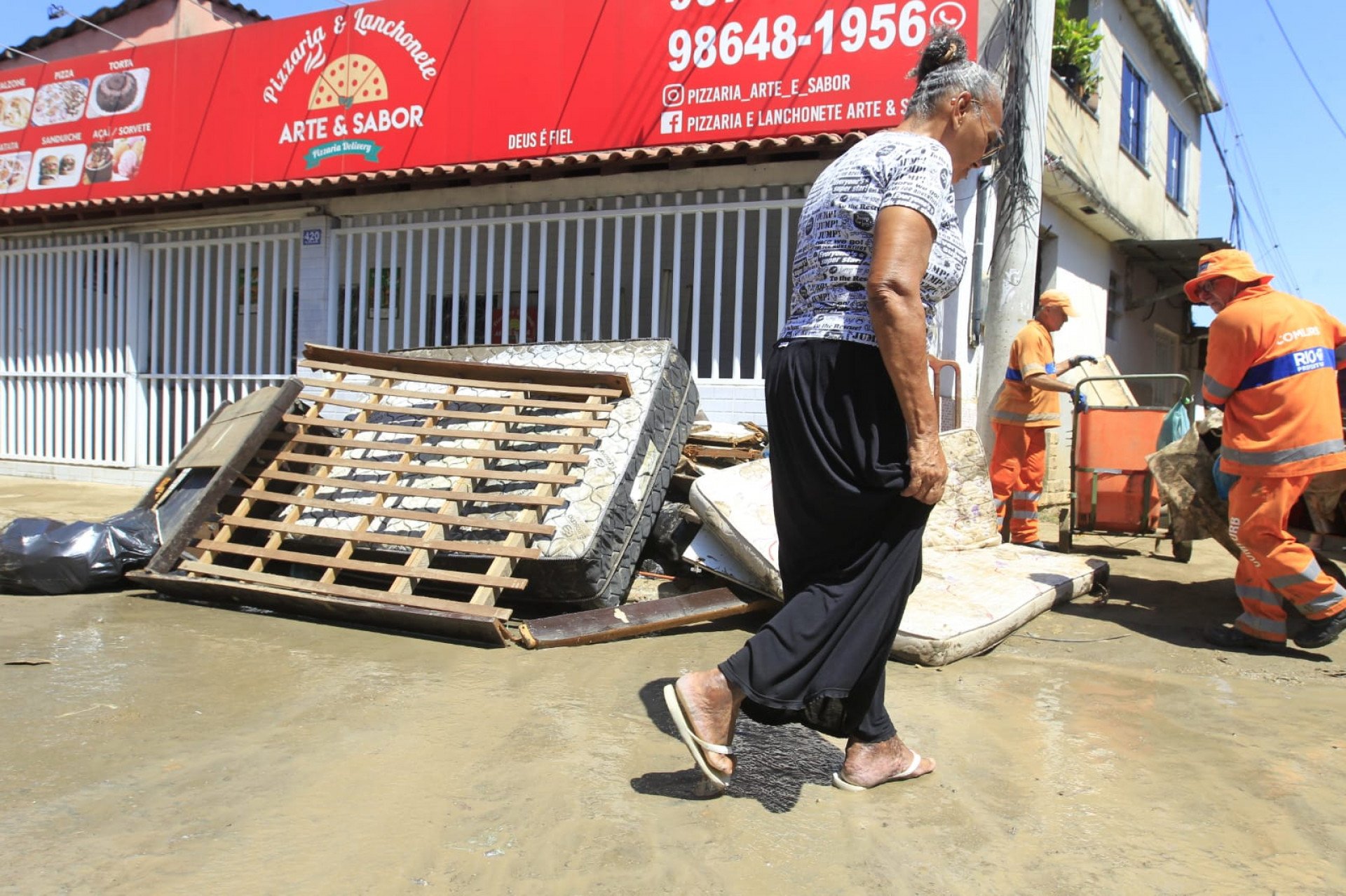 Móveis estragados e lixo empilhado em esquina da rua inundada por rompimento adutora - Reginaldo Pimenta/Agência O Dia
