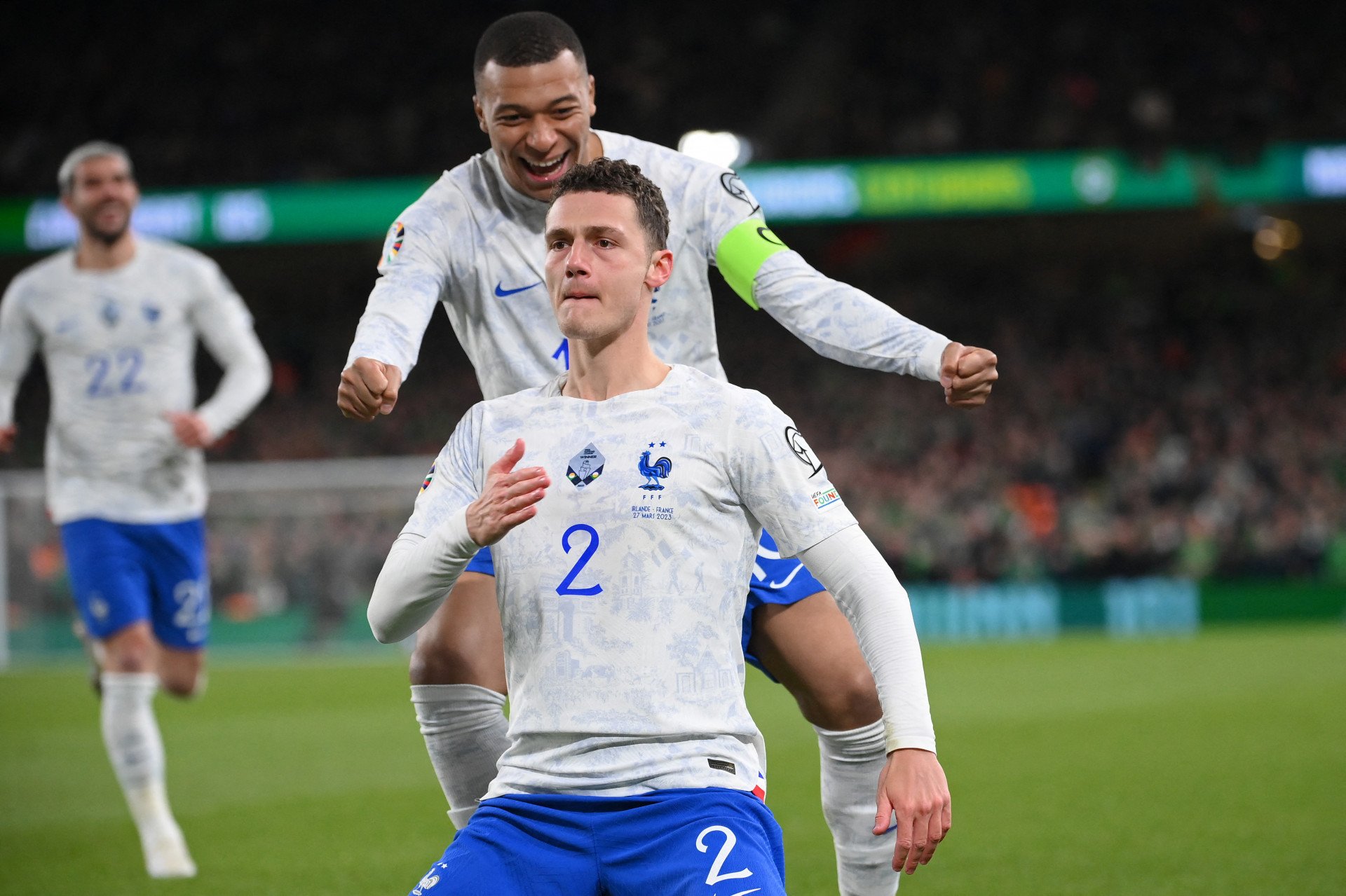 Pavard comemora golaço na vitória da França - FOTO: FRANCK FIFE / AFP