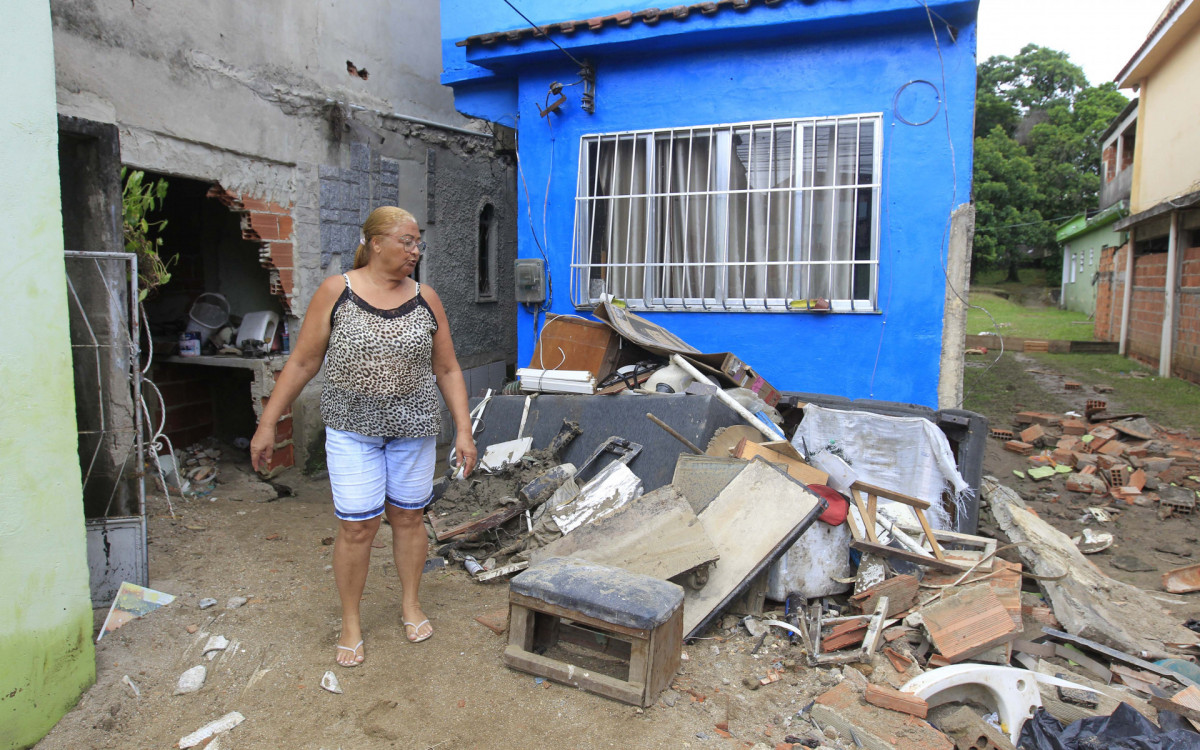 Estouro de tubula&ccedil;&atilde;o na Estrada do Lameir&atilde;o, em Sant&iacute;ssimo, abriu uma cratera e a &aacute;gua invadiu diversos im&oacute;veis na manh&atilde; de s&aacute;bado