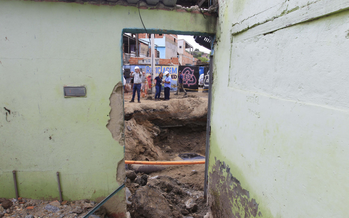 Estouro de tubula&ccedil;&atilde;o em Sant&iacute;ssimo. Na foto, movimenta&ccedil;&atilde;o de funcion&aacute;rios, que  identificam vazamentos 