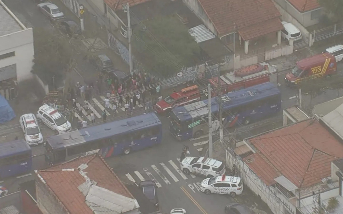 Imagem a&eacute;rea de pessoas pr&oacute;ximas &agrave; escola onde aconteceu o ataque com faca em S&atilde;o Paulo nesta segunda-feira (27)