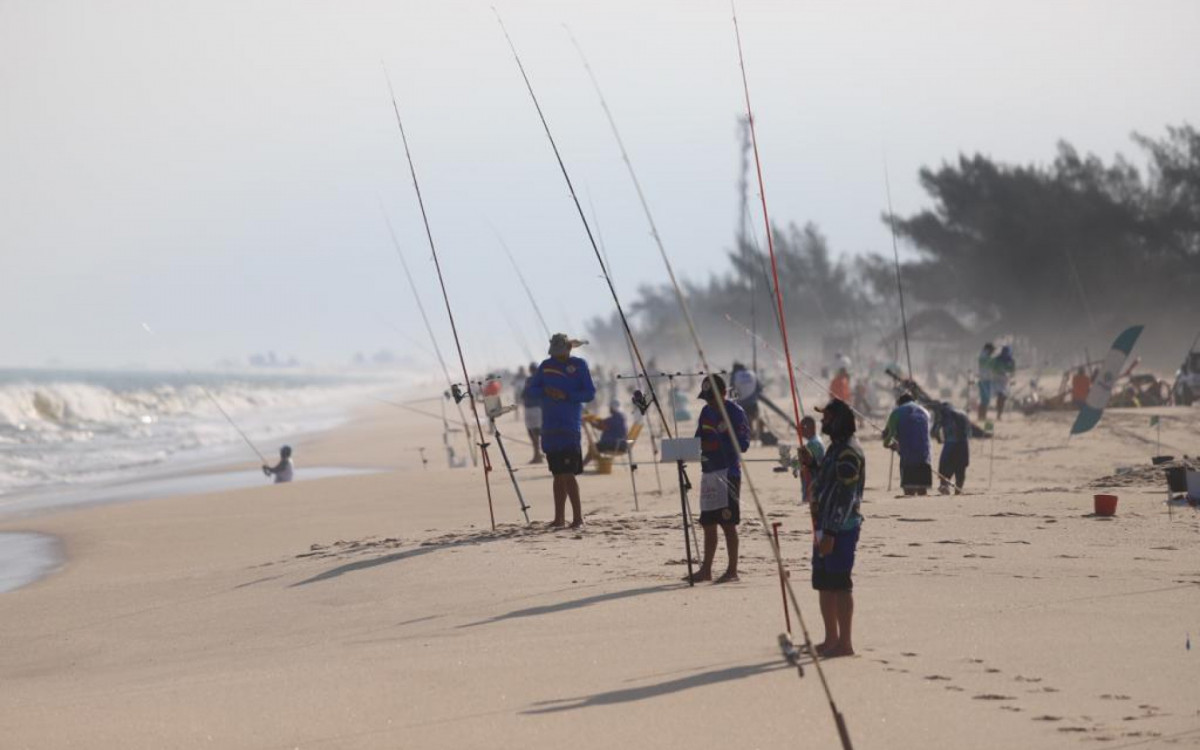 Dupla feminina de Quissamã vence a primeira etapa do Circuito Ecoanzol de Pesca, na Praia de João Francisco  - Divulgação 
