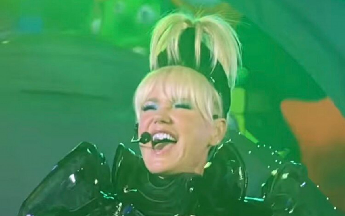 Xuxa durante show no &uacute;ltimo dia de festa de seu navio tem&aacute;tico