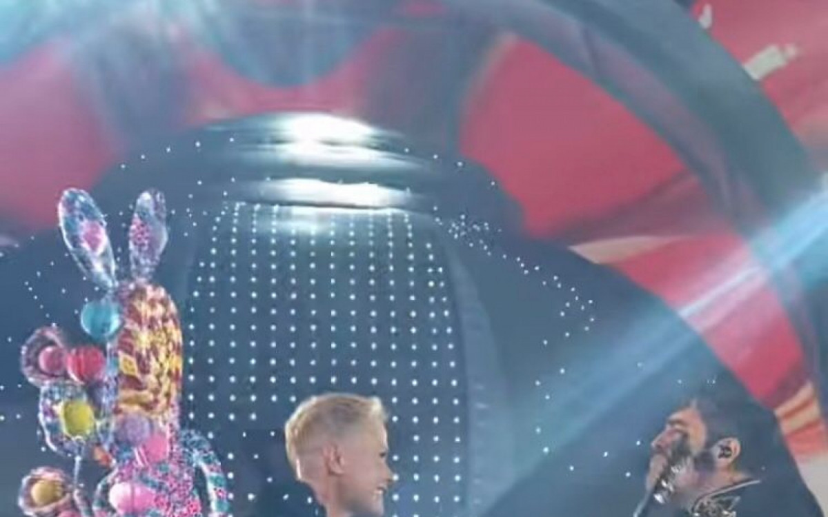 Xuxa e Junno durante show no &uacute;ltimo dia de festa em navio tem&aacute;tico