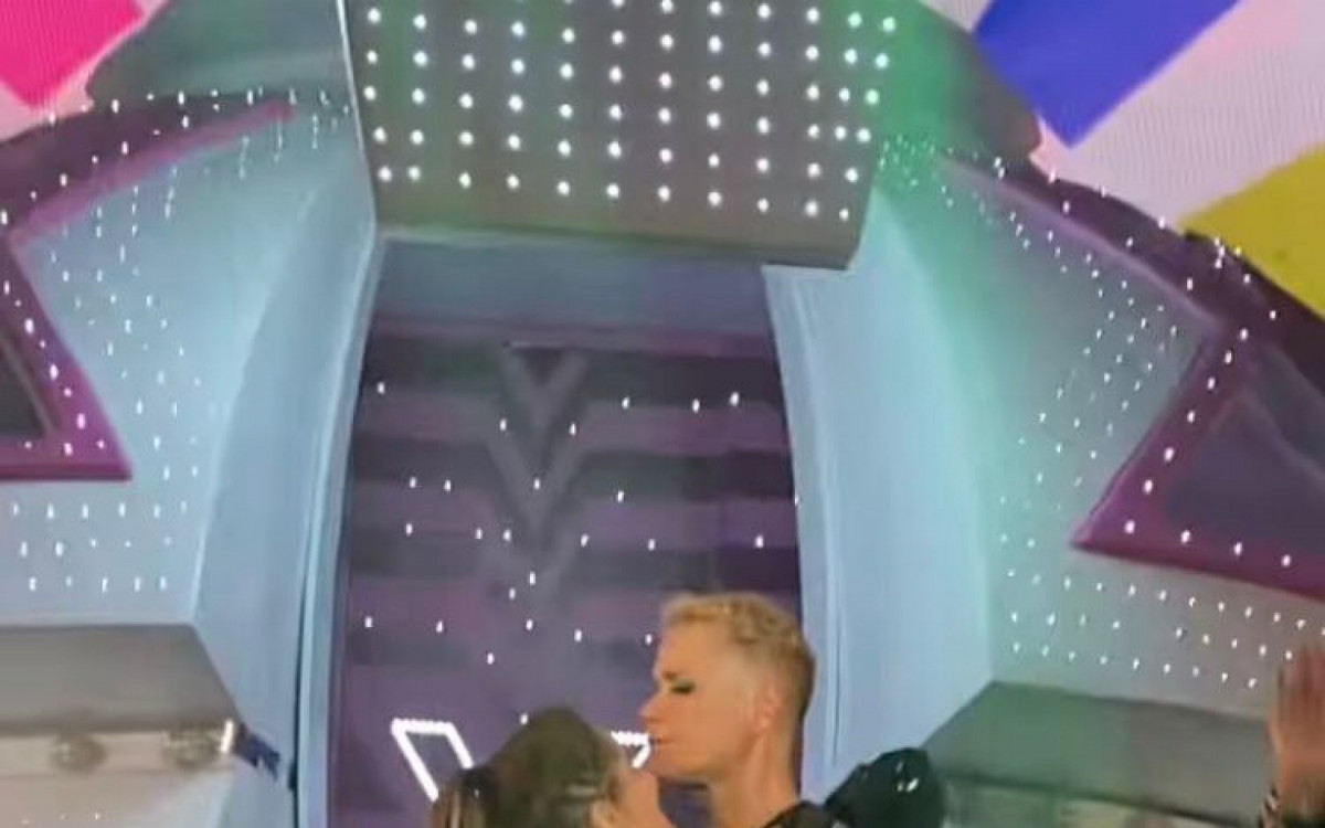 Xuxa e Sasha durante show no &uacute;ltimo dia de festa em navio tem&aacute;tico