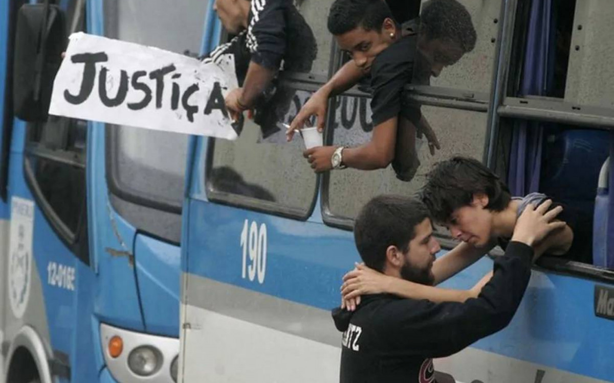 Na foto, momento em que Sininho foi presa e estava sendo levada por um ônibus da PM após protestos -  Estefan Radovicz/Arquivo/Agência O Dia