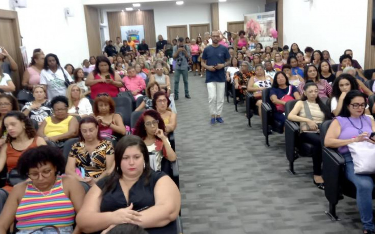 Com capacidade m&aacute;xima de p&uacute;blico, a C&acirc;mara Municipal foi palco de dez palestrantes