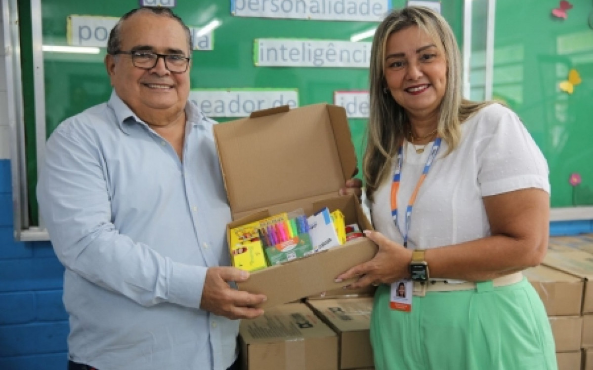 Duque de Caxias entrega kits escolares na rede municipal de ensino - Divulga&ccedil;&atilde;o