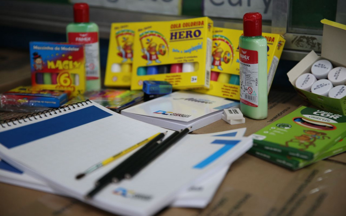 Duque de Caxias entrega kits escolares na rede municipal de ensino - Divulgação