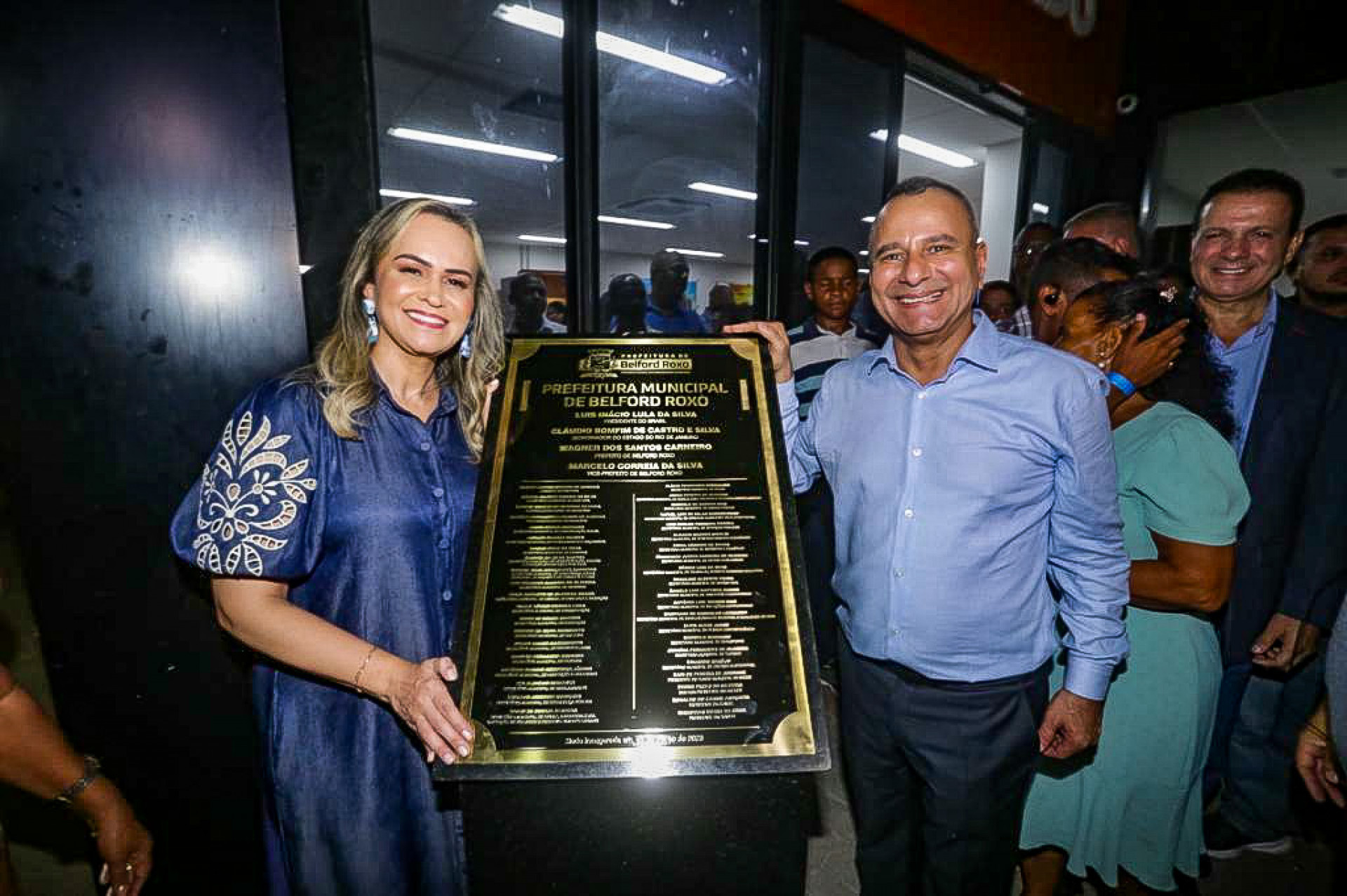 A primeira-dama Daniela Carneiro e o prefeito Waguinho exibem orgulhosos a placa de inauguração - Rafael Barreto / PMBR