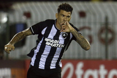 Cuesta comemora renovação com o Botafogo: 'Muito feliz em seguir neste clube gigante'