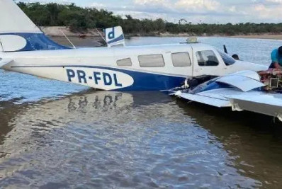 Avião faz pouso forçado em rio de Roraima após pane no motor