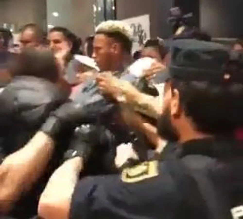 Jogadores da seleção peruana são agredidos em confusão com a polícia espanhola