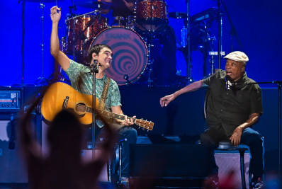 Skank faz último show no Mineirão com participação de Milton Nascimento