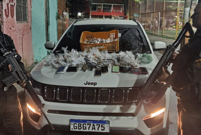 PM prende três assaltantes e apreende pistola, celulares, moedas e carro de luxo em Belford Roxo