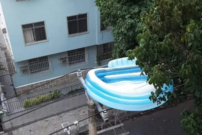 Light retira piscina inflável que caiu em rede elétrica na Tijuca
