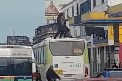 Vídeo: PM é flagrado brigando com homem em cima de ônibus na Avenida Brasil