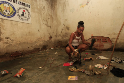 'Estamos sempre perdendo alguma coisa', diz moradora que teve a casa invadida por água de adutora que se rompeu