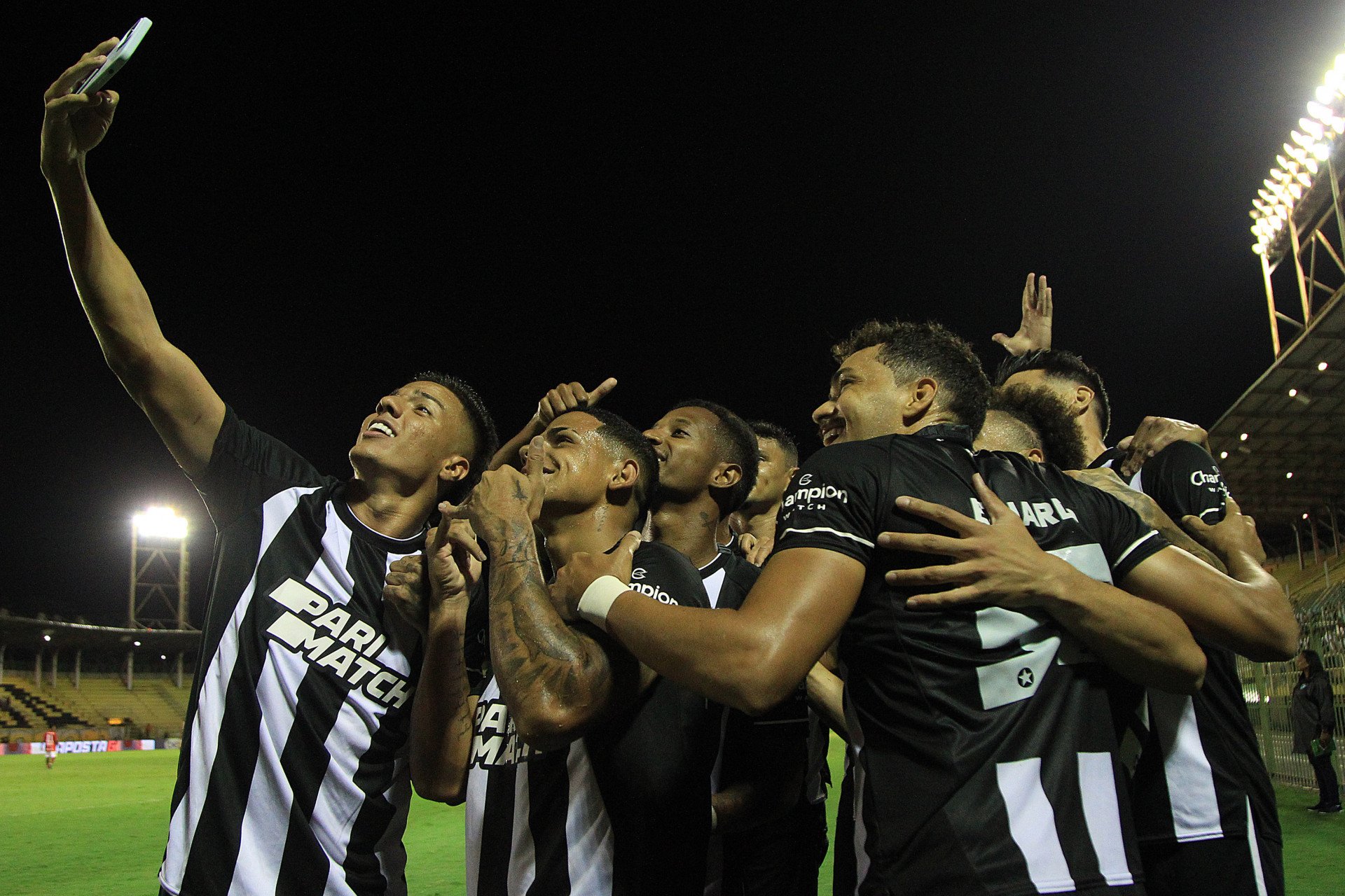 Selfie dos jogadores do Botafogo após gol marcado na vitória sobre a Portuguesa  - Vitor Silva/Botafogo