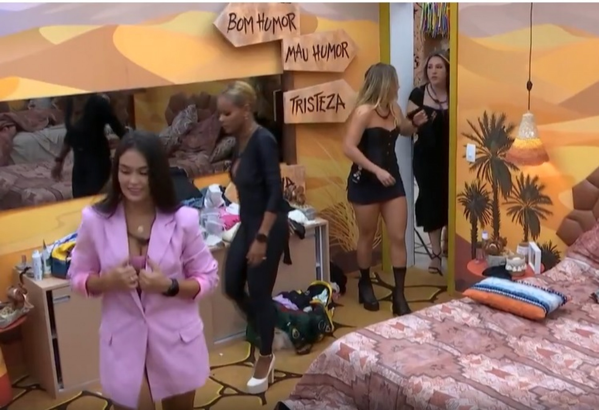 Aline provoca Domitila após sister comemorar ausência no paredão - Reprodução de vídeo / TV Globo