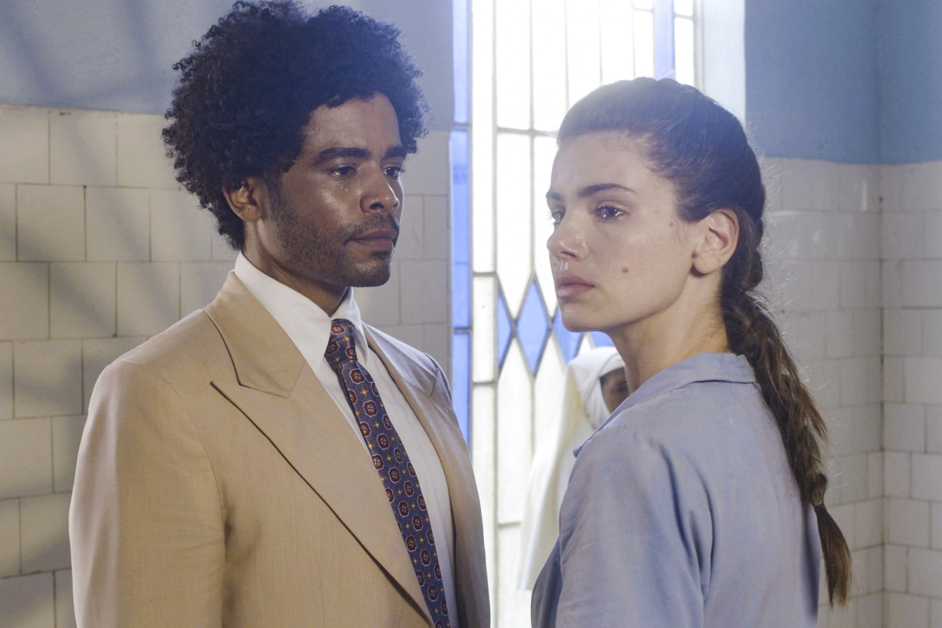 Orlando (Diogo Almeida) e Marê (Camila Queiroz) - Divulgação / TV Globo