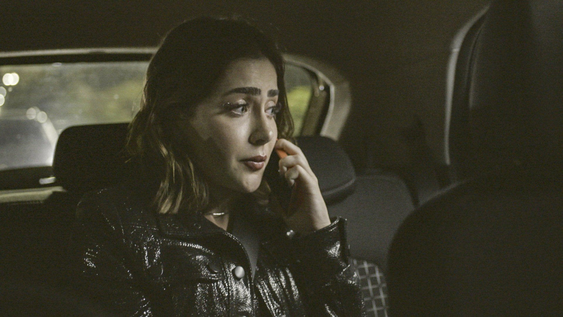 Chiara (Jade Picon) se assusta após tentativa de ajuda de ex - Reprodução/Globo