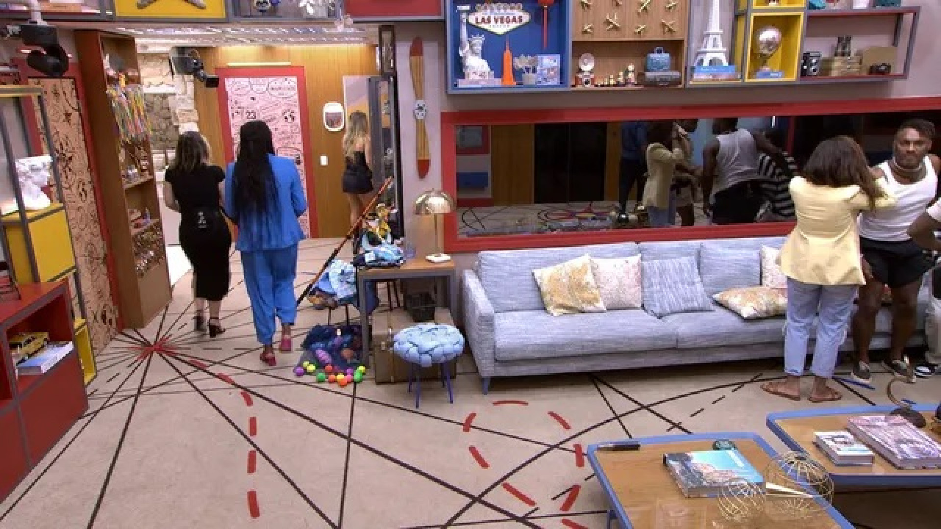 Aline provoca Domitila após sister comemorar ausência no paredão - Reprodução de vídeo / TV Globo