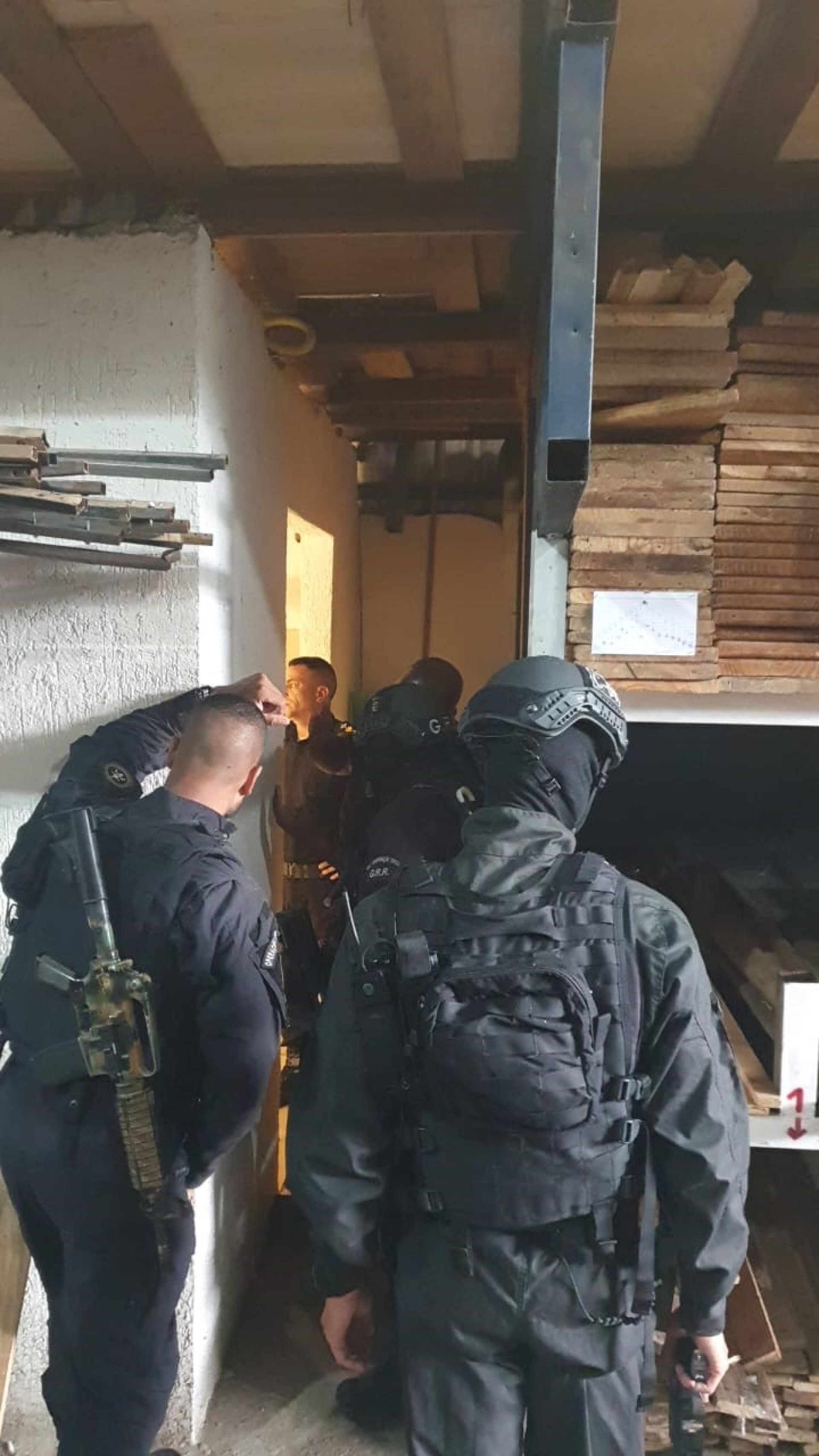 Agentes do BOPE negociaram com o homem em uma madeireira no bairro Recantus