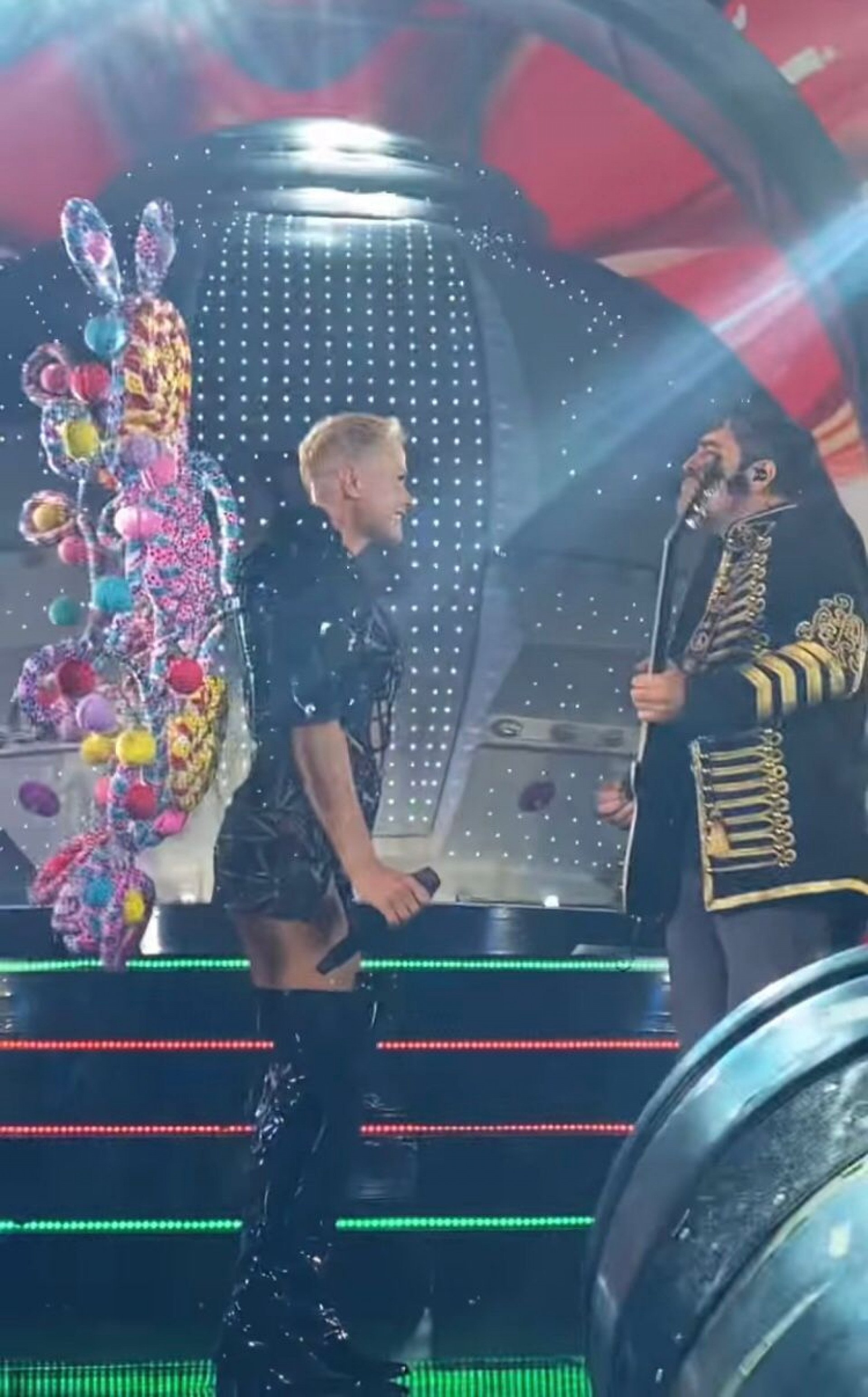 Xuxa e Junno durante show no último dia de festa em navio temático - Reprodução / Instagram