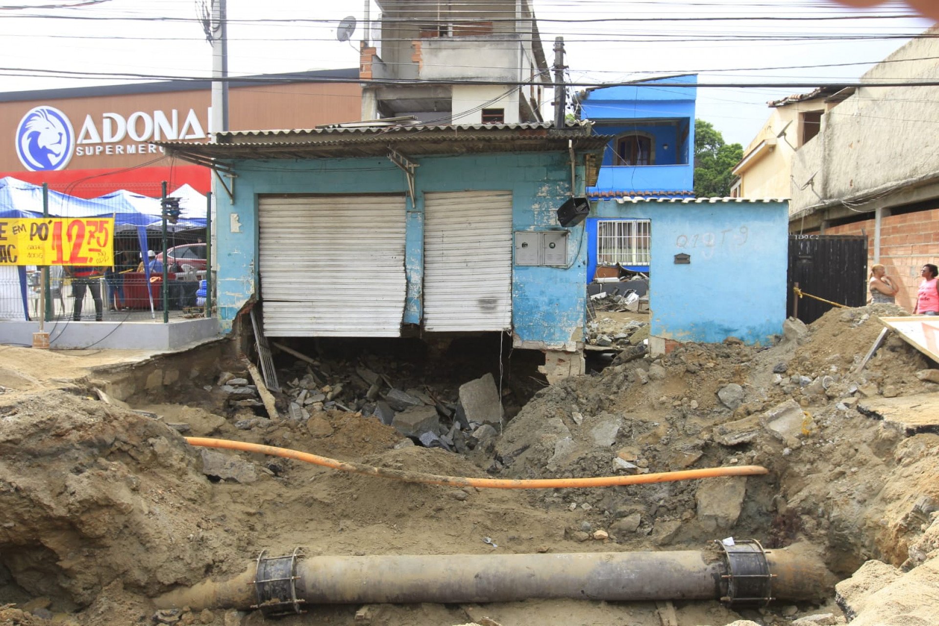 Funcionários da concessionária concluem o reparo na adutora que se rompeu, em Santíssimo - Reginaldo Pimenta/Agência O Dia