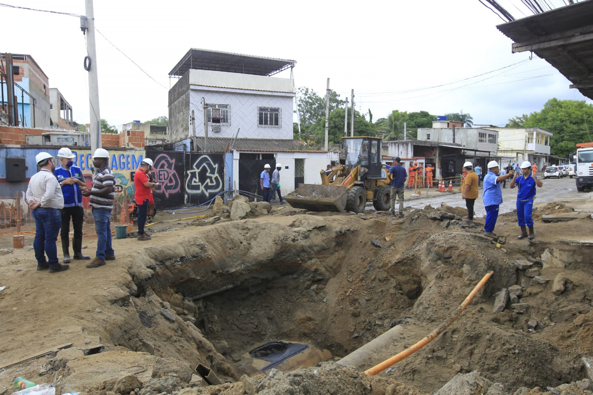 Funcionários da concessionária concluem o reparo na adutora que se rompeu, em Santíssimo - Reginaldo Pimenta/Agência O Dia