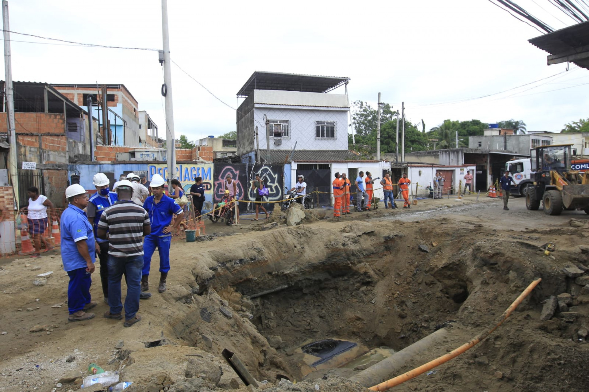 Funcionários da concessionária concluem o reparo na adutora que se rompeu, em Santíssimo - Reginaldo Pimenta/Agência O Dia