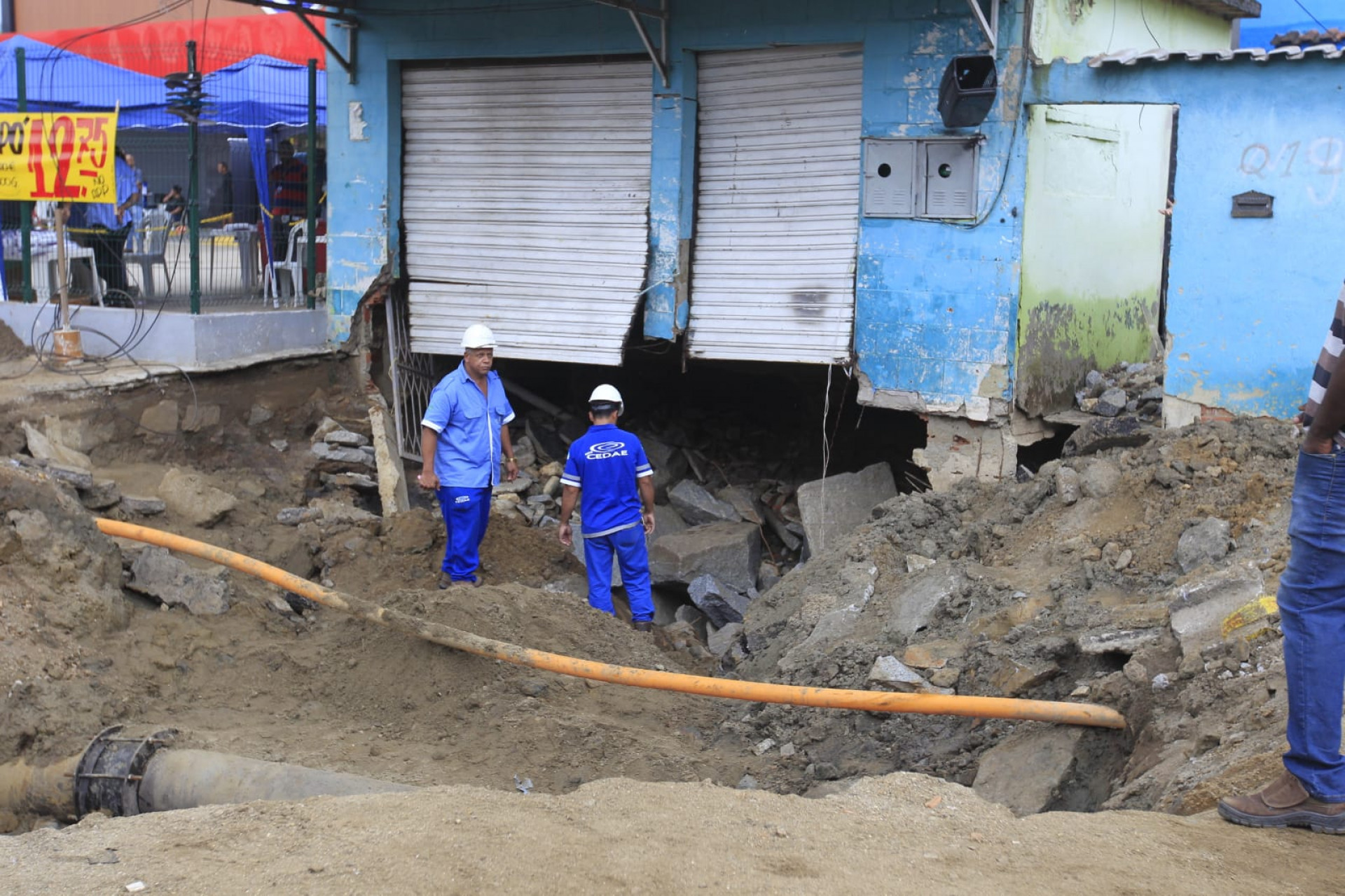 Funcionários da concessionária concluem o reparo na adutora que se rompeu, em Santíssimo - Reginaldo Pimenta/Agência O Dia