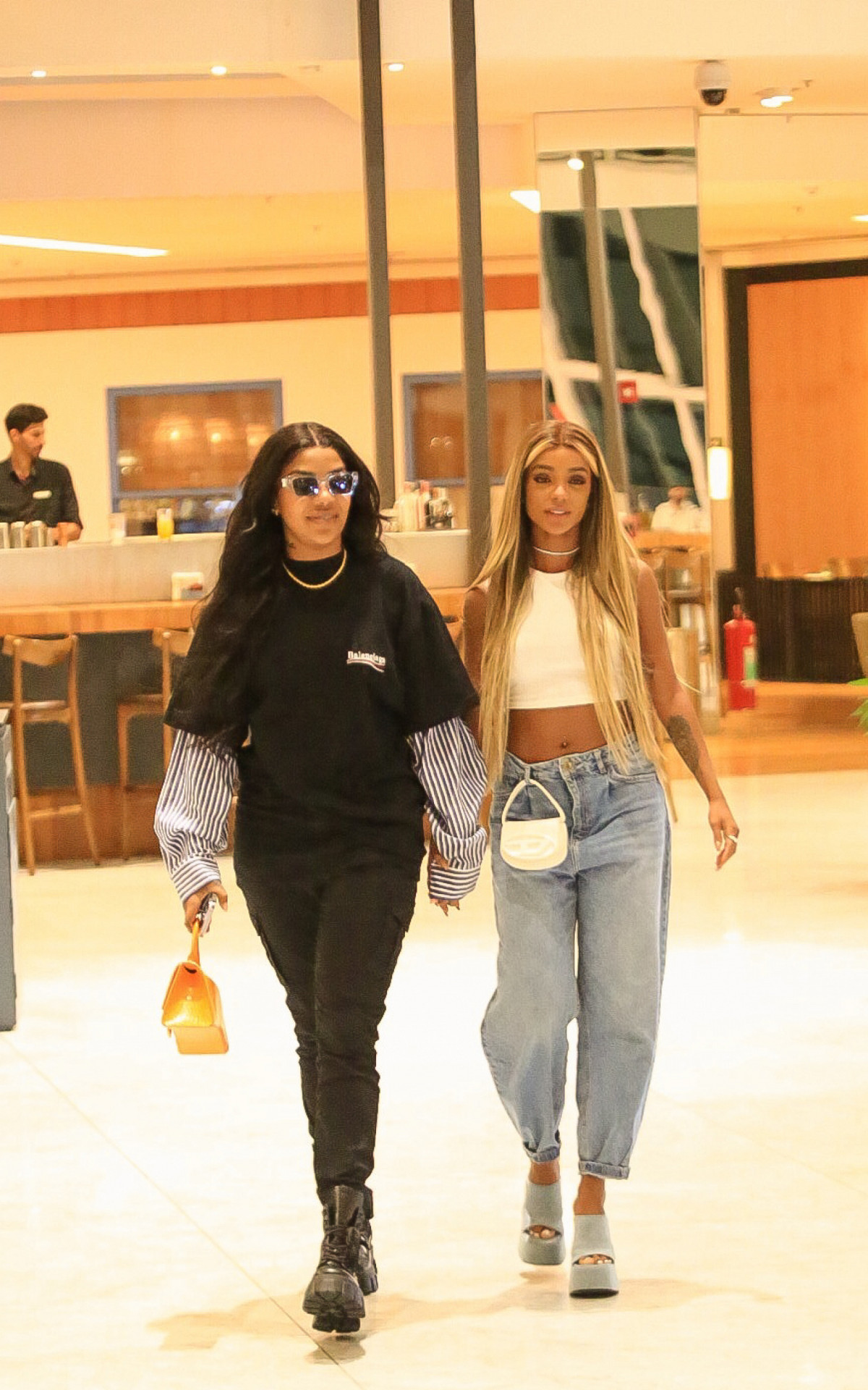 Ludmilla e Brunna Gon&Atilde;&sect;alves passeiam em shopping na Barra da Tijuca, na Zona Oeste do Rio, na noite desta segunda-feira