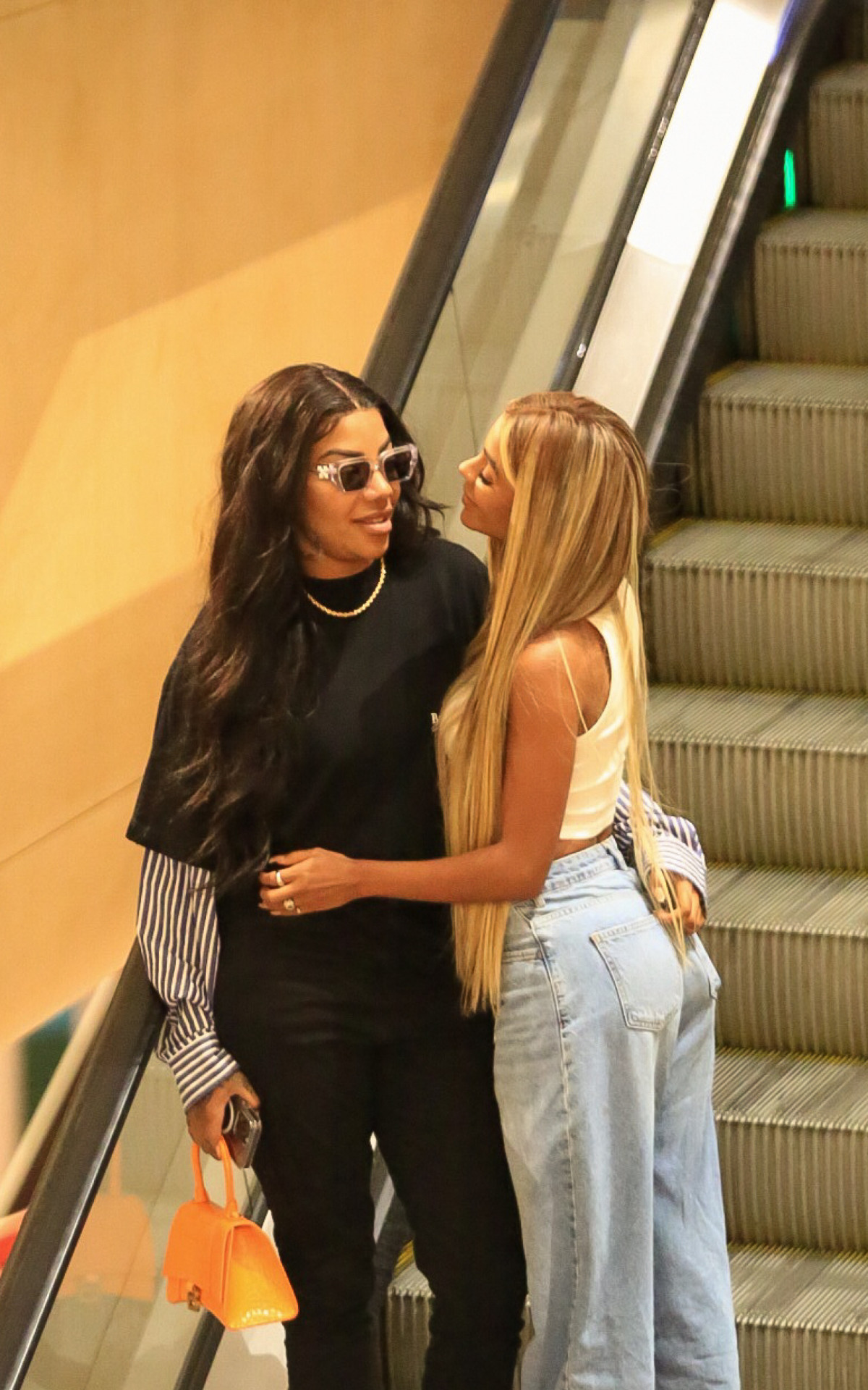 Ludmilla e Brunna Gon&ccedil;alves passeiam em shopping na Barra da Tijuca, na Zona Oeste do Rio, na noite desta segunda-feira